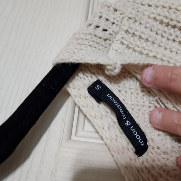 Women's Cream Cable Knit Sweater - Picture 4 of 11